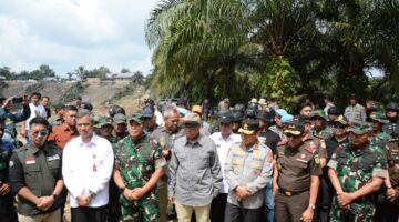 Dalam Upaya Pemulihan Kawasan Hutan Konservasi, Danrem 031/Wira Bima Brigjen TNI Sugiyono Musnahkan Tanaman Sawit Ilegal