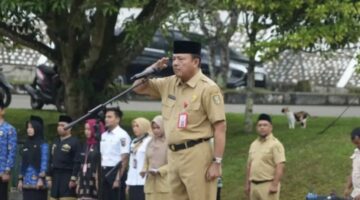 Kepala Dinas Komunikasi, Informatika, Statistik dan Persandian (Diskominfoss) Kabupaten Kuantan Singingi, H. Doni Aprialdi, SH., MH, memimpin apel Pagi