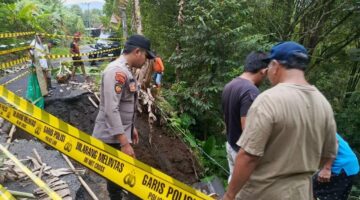 Pengemudi Di Harap Berhati Hati, Jalan Amblas Di Tempursari