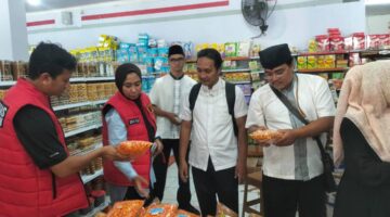 Satgas Pangan Banyuwangi memberikan peringatan untuk segera menarik produk pangan dan minuman yang mendekati masa kedaluwarsa