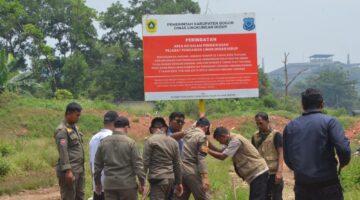 Pemkab Bogor Segel Lokasi Pembuangan Sampah Liar di Klapanunggal
