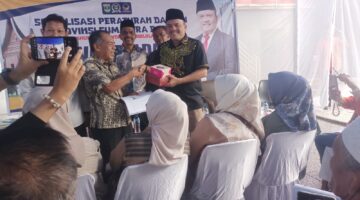 H. IRWAN ZULDANI SOSIALISASIKAN PERDA PENGELOLAAN SAMPAH KEPADA MASYARAKAT DI AIE PACAH