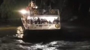 Mentawai Fast Terdampar di Muaro Padang, Penumpang Masih Bertahan di Kapal Saat Cuaca Ekstrem