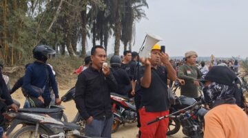 RIBUAN MASYARAKAT DAN LEMBAGA ADAT KOTO BARU TANAM BIBIT SAWIT DI LAHAN ULAYAT YANG DIKUASAI PT RAPP