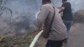Polsek Air Kumbang Ground Check Hotspot di Desa Sidomulyo, Api Masih Belum Padam