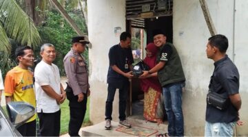 Jum’at Berkah, Wujud Kepedulian Sosial, PPWI Riau Bersama Polsek Cerenti Salurkan Bantuan Sembako kepada  Warga
